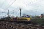 SNCB Diesellok 5110 fht am 28.03.1997 um 12.13 Uhr  bei Lint mit einem Bauzug Richtung Brssel.