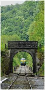 Die Museumsstrecke  Ligne du Bocq  von Ciney nach Purnode fhrt durch ein wildromantisches Tal und birgt so manches Kleinod, wie diese alte Steinbrcke. Bild aufgenommen in Dorinne-Durnal am 16.05.09 (Jeanny)