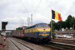 Gouvy am Tag der Knigskrnung mit Fahnenschmuck  am 9.8.1993 steht die blaue SNCB 5510 abfahrbereit vor  einem IC.