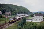 Diesellok 5532 ist am 10.08.1993 um 16.15 Uhr mit einem Kalkzug
bei Bas im Tal der Meuse Richtung Namur unterwegs.