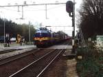 1252 und 6712 (ACTS) mit Gterzug 60244 Kijfhoek-Veendam auf Bahnhof ‘t Harde am 20-4-2000.