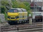 Zwei Dieselloks der Srie 62 von Infrabel warten am 29.05.10 mit einem Bauzug auf die Abfahrt aus dem Bahnhof von Gembloux.