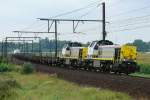 Mit gemeinsamen Kräften ziehen HLD 7839 und 7719 einen kurzen Güterzug über die Schleife bei Ekeren nach Antwerpen-Noord. Aufgenommen am 12/08/2009.