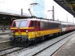 SNCB-Lok 1185 in ihrer typischen rot-gelben Lackierung schiebt ihren Personenzug Richtung Antwerpen.