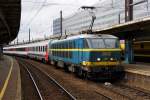 SBB/B: SBB-Wagen in Belgien, B-Wagen in der Schweiz. HLE 2002 mit SBB EW lV im Bahnhof Brussel Gare du Midi. Die Aufnahme ist am 22. September 2011 kurz vor der Abfahrt nach Basel entstanden. Dieser Loktyp wurde in der Zwischenzeit ausrangiert. 
Foto: Walter Ruetsch