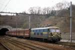 Einfahrt fr den Regio Zug nach Lttich bespannt mit der  Altbau E-Lok 2339 hier in Huy am 5.4.1996.