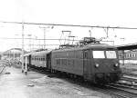 Luxemburg, Bahnhof, Personenzug aus Richtung Brssel, mit einer SNCB E-Lok der Serie 123 (spter Serie 23). Baujahr 1955/57. 1880 kW unter 3kV Gleichstrom, Vmax 130 km/h, 92 Tonnen . Scan eines Schwarz-Weiss-Fotos aus dem Jahr 1970.


