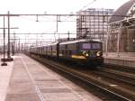 Lovers-Loks 2554 und 2556 (hinter). gemietet von die NMBS, mit Keukenhofexpress Amsterdam CS-Lisse auf Bahnhof Amsterdam Centraal am 27-3-1998. Bild und scan: Date Jan de Vries.