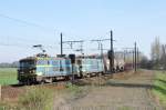 Elegant legen sich die alten 2603 und 2623 mit ihrem Gterzug in die langgezogene Kurve bei Ekeren. Aufgenommen am 02/04/2011.