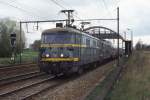 Altbau E-Lok 2617 ist am 28.03.1997 um 11.05 Uhr bei Lint mit einem Gterzug
in Richtung Brssel unterwegs.