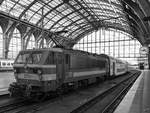 Eine Lokomotive der Baureihe HLE 27 im Bahnhof Antwerpen Centraal.