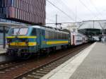 Als der Zug dann im Bahnhof von Leuven/Louvain steht, sieht man, dass er nicht ganz unter das Dach passt. Wenn man genau hinschaut, sieht man, dass es sich um einen  doppelten  Zug (mit 2. Lok in der Mitte) handelt. 09.03.08 