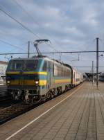 IC 2333 mit Zuglok 2751 (Lokeren - Poperinge), bei der Ausfahrt aus dem Bf Kortrijk, am 2.1.10. Nur ganz selten am Tag kriegt eine solche BR, mit einer solchen M6 Wagenkonstellation, den Auftrag, diese Strecke zu befahren. Die BR 80 der NMBS bernimmt sonst den Dienst.