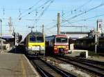 E-Lok 1349 mit 12 Personenwagen im Schlepp und Triebzug 951 verlassen zusammen den Bahnhof Brssel Nord in Richtung Brssel Midi. Triebzug 951 hat dort Endstation, whrend die E-Lok mit Zug weiter nach Oostende fhrt. 17.02.08
