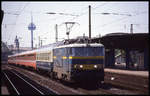 Die SNCB Elektrolok 1606 fährt hier am 21.5.1992 um 14.45 Uhr mit ihrem Schnellzug aus Oostende in Köln Messe Deutz ein.