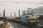 Scanbild: am verregneten 16 September 2004 schleppt NMBS 1601 ein Nahverkehrszug aus Bruxelles-Midi nach schaerbeek -die Glanzzeiten von EuroCity- bzw. TEE-Züge der Reihe 16 sind langst Vergangenheit...