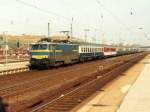 1606 (NMBS/SNCB) mit D 422 Kln-Ostende auf Bahnhof Dren (Deutschland) am 29-10-1993.