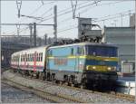 Der abendliche P Zug Brssel-Welkenraedt, bestehend aus E-Lok 1602 und M 4 Wagen, fhrt am 30.03.09 in den Bahnhof Lige Guillemins ein.