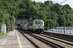 Der IC437 Welkenraedt - Kortrijk, gezogen vom Siemens EuroSprinter 1816, rast durch den Haltepunkt Trooz gen Liège-Guillemins.