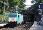 Die Cobra 2825 kommt aus Richtung Köln,Aachen-Hbf und fährt durch Aachen-Schanz mit einem Güterzug aus Köln-Gremberg(D) nach Zeebrugge-Vorming(B)  und fährt in Richtung Aachen-West. Aufgenommen vom Bahnsteig von Aachen-Schanz.
Bei Sommerwetter am Nachmittag vom 23.8.2017.