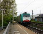 Die Cobra 2831 kommt als Lokzug die Kohlscheider-Rampe hoch aus Richtung Neuss und fährt in Richtung Aachen-West und fährt durch Kohlscheid bei Sonne und Wolken am Morgen des 28.4.2014.