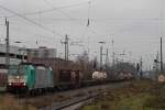 Cobra 2818 (E186 210) am 13.12.13 mit einem KLV in Krefeld Hbf.