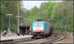 Während die Fahrgäste auf ihren Zug warten,kommt die Cobra 2823 mit einen langen Kesselwagenzug durch den Bahnhof Eschweiler (Rhl) gefahren.