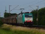 Die Cobra 2807/alias E186 199 kommt mit einem Schiebewandwagenzug aus Richtung Wickrath auf ihrem Weg nach Aachen West.