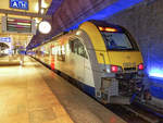 Triebzug 08018 steht in Antwerpen Centraal, 13.12.2018.