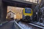 SNCB 8505, aus Richtung Clervaux kommend fährt nahe der früheren Haltestelle von Maulusmühle (L) in Richtung Troisvierges und weiter nach Lüttich an mir vorbei. 14.01.2025