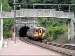 Der Triebzug 722 aus Richtung Aachen kommend, verlsst am 12.07.08 den Tunnel in Nessonvaux auf seiner Fahrt nach Lttich. Auf der wunderschnen Vesdretalstrecke (Ligne 37) gibt es 19 Tunnel und unzhlige Brcken. (Jeanny) 