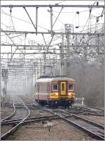 Die AM65 228.256 verlsst am 27.02.09 den Bahnhof von Brugge mit den Spitzenlichtern am Ende des Zuges. (Jeanny)