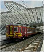 Ausfahrt des Triebzuges AM63 245 nach Herstal aus dem zur Erffnungsfeier schn herausgeputzen Bahnhofs Lige Guillemins am 20.09.09.