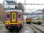 Belgische Altbautriebwagen im Bahnhof Welkenraedt (im Hintergrund erkennt man das alte Kasino von Herbesthal). Links und in der Mitte 163 und 155 (beide AM 62) und rechts 736 (AM78). Die Fahrzeuge der Baureihe AM78 werden nach und nach in Mechelen modernisiert, whrend sich die Dienstzeit der lteren Baureihen langsam dem Ende zuneigt. Aufgenommen am 29/11/2009. Die Aufnahme entstand am Ende des Bahnsteigs.  