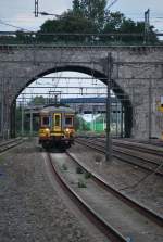 Der L-Zug Maastricht-Lige (Lttich) nhert sich dem Bhf Vis (erste Haltestelle nach der belgisch-niederlndischen Grenze). ber die Brcke fhrt die Montzenroute. Der Triebzug gehrt zur Reihe  AM 63 . Juli 2012.