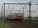 L-Zug 2785 Roosendaal (NL) - Antwerpen Centraal mit Triebzug 811 (AM75)trifft in einigen Metern am Haltpunkt Antwerpen-Noorderdokken ein.