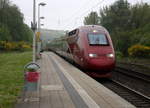 Der Thalys aus Paris-Nord(F) Essen-Hbf(D) und kommt durch Übach-Palenberg als Umleiter aus Richtung Aachen-Hbf,Aachen-Schanz,Aachen-West,Laurensberg,Richterich,Kohlscheid,Herzogenrath und fährt in Richtung Zweibrüggen,Frelenberg,Geilenkirchen,Süggerath,Lindern,Brachelen,Hückelhoven-Baal,Baal,Erkelenz,Herrath,Beckrath,Wickrath,Rheydt.
Aufgenommen von Bahnsteig 2 von Übach-Palenberg.
Bei Regenwetter am Nachmittag vom 8.5.2017.