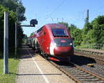 Der Thalys aus Paris(F)-Köln-Hbf kommt aus Richtung Aachen-West als Umleiter und fährt durch Kohlscheid und fährt in Richtung Herzogenrath,Rheydt. Aufgenommen von Bahnsteig 1 in Kohlscheid. 
Bei Sommerwetter am Vormittag vom 5.6.2017.