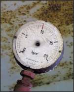 Zeitzeugen der Vergangenheit,hier ist es ein Manometer welches die Zeit wohl überlebt hat und in einer kleinen Dampflok am alten Güterschuppen in Raeren an der Vennbahn zu finden ist.