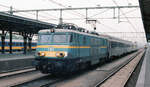 NMBS 1504 mit TEE-82  Etoile du Nord  (Amsterdam CS - Paris Nord) bei Ankunft in Roosendaal am 14.08.1983. Wagen typ INOX der SNCF. Scan (Bild 3761, Kodacolor400).