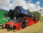 Chemin de Fer à Vapeur des 3 Vallées (hier, im Bf. TREIGNES). Die ex-DR Reko-Lok 50 3696-7 mit ein ganz neue anstrich ... 10 okt 2020.