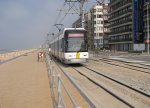 Wagen 7246 der De Lijn kusttram am 14. 4 2010 bei Raversijde