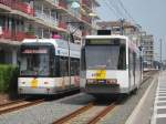 Zwei Straenbahnen (HermeLijn und BN) kreuzen sich bei der Haltestelle Nieuwpoort-Bad (Juli 2013).