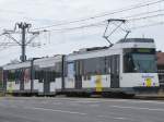 Küstenstraßenbahn De Panne-Knokke von De Lijn (BN Nr. 6047) fährt durch Groenendijk (23. Juli 2015).