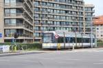 Straßenbahn von De Lijn De Panne-Knokke (HermeLijn Nr. 7269) fährt durch Nieuwpoort. 23. Juli 2015.