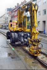 Hier ein Schienenbagger der gerade dabei ist das Gleisbett der Strassenbahn in Gent aufzureissen.