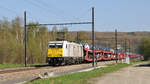 186 179-8 von Euro Cargo Rail, französische Tochter von DB Cargo, zieht einen langen Mercedes-Ganzzug von Aachen-West kommend in Richtung Visé. Die Aufnahme entstand am 09/04/2017 in Remersdael.