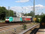 Die Cobra 2817  kommt aus Richtung Montzen(B) mit einem mit einem langen Containerzug aus Zeebrugge(B) nach  Gallarate(I) und fährt in Aacen-West ein.