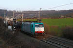 Am 13/12/2009 zog Cobra-Lok 2821 (186 213) einen Kesselwagenzug von Aachen-West kommend Richtung Montzen, hier aufgenommen kurz hinter der Blockstelle Botzelaer. Im Hintergrund erkennt man den Aussichtsturm auf dem Dreiländerunkt B-D-NL.