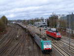 Die Cobra 2835 fährt mit einem Kesselzug aus Ludwigshafen-BASF nach Antwerpen-BASF(B) bei der Ausfahrt aus Aachen-West in Richtung Montzen/Belgien.